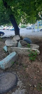Жители жалуются на беспорядок во дворе: блоки с дороги на клумбе