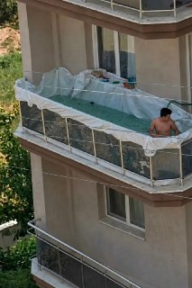 Парень создал бассейн на балконе: креативное решение для лета