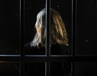 Зубы осужденной за нападение на мужа начали гнить в колонии