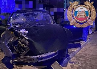 Смертельная авария: Tesla врезалась в столб, погиб пассажир