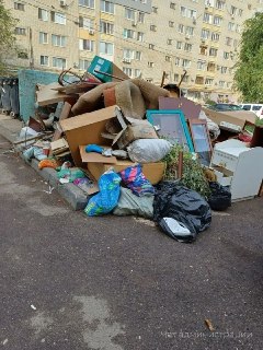 Жители жалуются на плохое качество уборки мусора на улице Тельмана