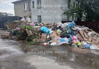 Жители требуют срочного вывоза мусора на улице Цветочная 1 Б