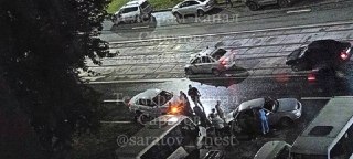 ДТП с двумя автомобилями парализовало движение трамваев в Саратове