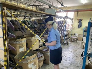 В Вольске из-за нарушения миграционных правил закрыли обувную фабрику на две недели